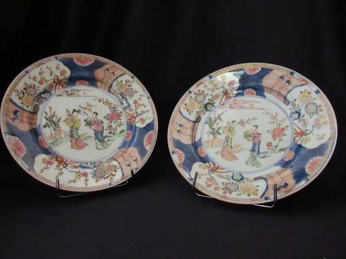 Compagnie des Indes. Paire d'assiettes creuses en porcelaine 