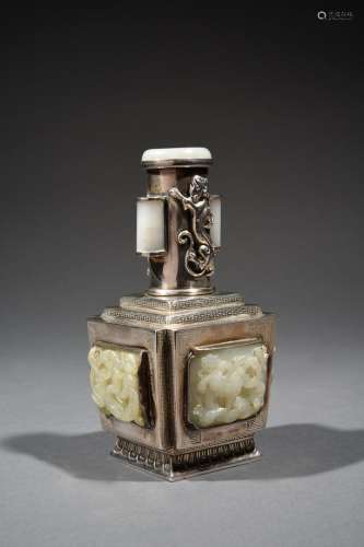 Vase à flèches en métal ou argent, à panse quadrangulaire et long col, chaque panneau orné d'un médaillon en jade céladon sculpté de…