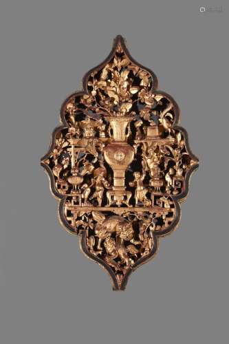 Médaillon polylobé en bois laqué doré représentant des danseurs entourant un grand vase fleuri, parmi objets mobiliers et rinceaux…
