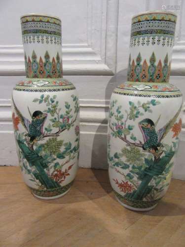 Paire de grands vases en porcelaine Famille Verte à décor d'oiseaux sur des branchages.Chine XIXè.H : 60 cm(restaurations).