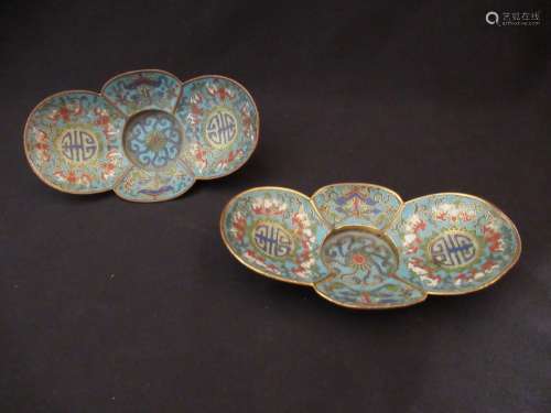 Paire de coupes floriformes en émaux cloisonnés sur cuivre à décor polychrome sur fond bleu de cinq caractères Wufu, caractères Fu,…