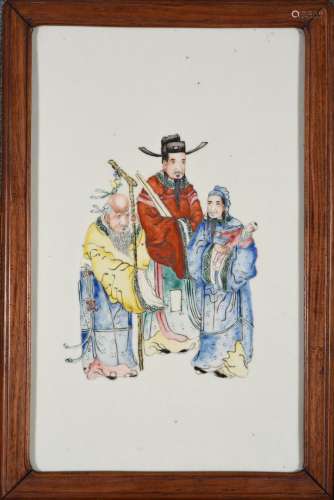 Panneau en porcelaine et  émaux Famille Rose, à décor des Sanxing, les 