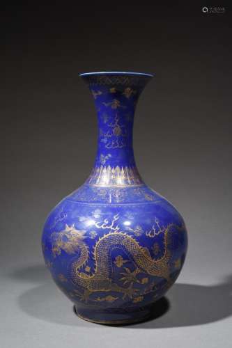 Vase pansu à long col en porcelaine émail bleu poudré à décor rehaussé d'or de 