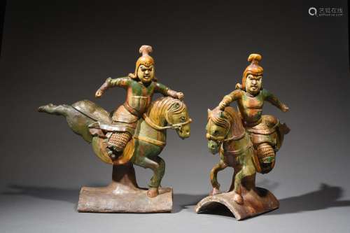 Deux tuiles faîtières en céramiques Sancaï représentant des 