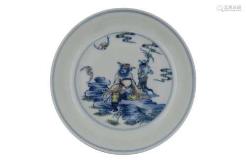 Petite coupe en porcelaine et émaux doucai à décor représentant  Zhongkui, le chasseurs de démon, assis sur un rocher, entouré de…