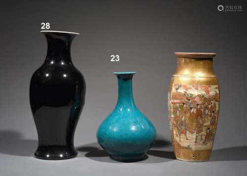 Vase pansu à long col en porcelaine émaillée bleu  turquoise.Chine, période Qing.H : 31 cm