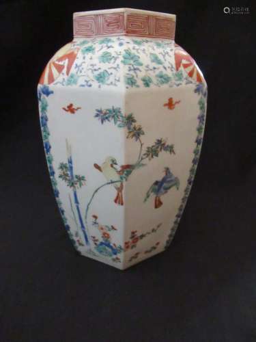 Vase en porcelaine de type Kakiemon, de forme hexagonale dite « Hampton Court », orné de trois scènes se déroulant chacune sur deux…