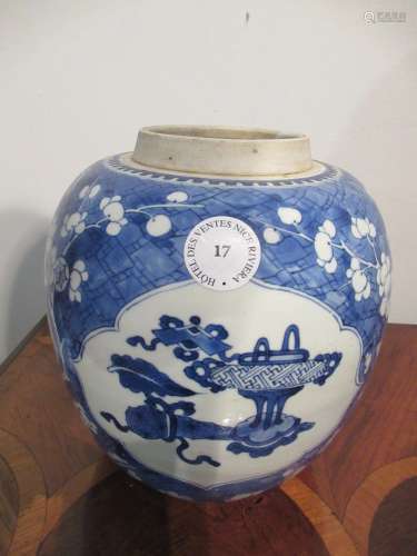 * Pot à gingembre en porcelaine bleu à décor sous couverte d'objets mobiliers.Chine, XVIIIè siècle.H : 24 cm(couvercle manquant).