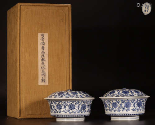 A PAIR OF XUANDE MARK WINDING LOTUS PATTERN BW BOWLS