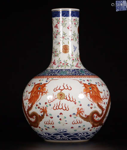 A QIANLONG MARK FAMILLE ROSE PEACH AND DRAGON PATTERN BALL SHAPED VASE
