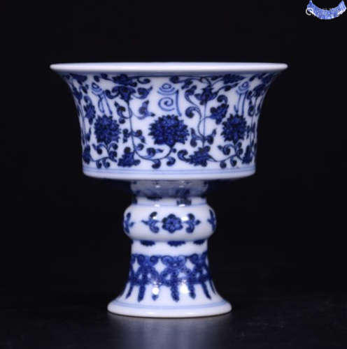 A BW LOTU FLOWER PATTERN PAINTED HIGH FOOT CUP