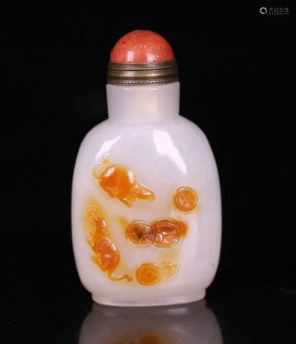 AN AGATE ANIMAL CARVED SNUFF BOTTLE