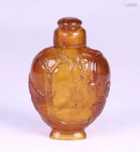 A  BIRD AND STORY CARVED AMBER SNUFF ORNAMENT