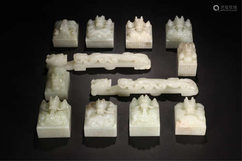 TEN CHINESE JADE DRAGON SEALS AND TWO BELT HOOK IN ROSEWOOD CASE