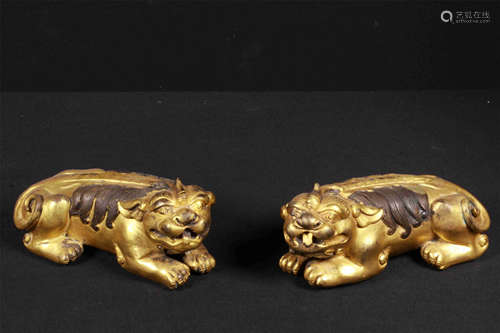 PAIR OF CHINESE GILT BRONZE COUCHING LION PAPER WEIGTH