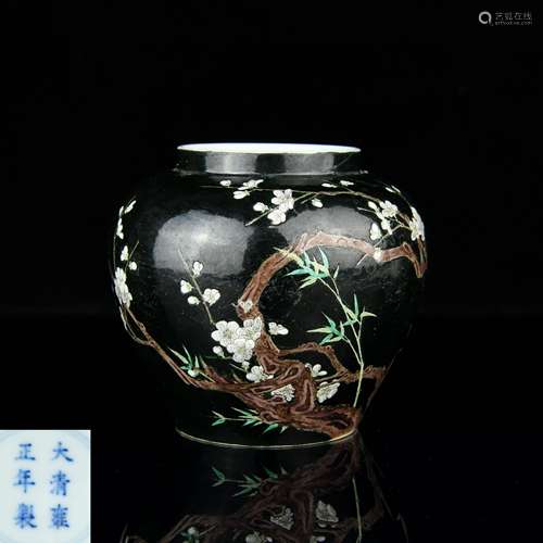 A Chinese San-Cai Porcelain Jar