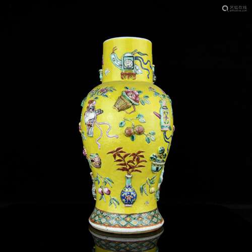 A Chinese Wu-Cai Porcelain Vase