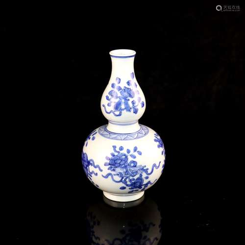 A Chinese Blue and White Porcelain Vase