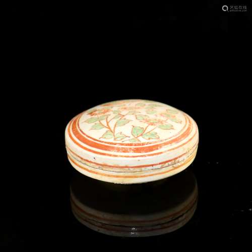 A Chinese Red and Green Glazed Porcelain Round Box with Cover