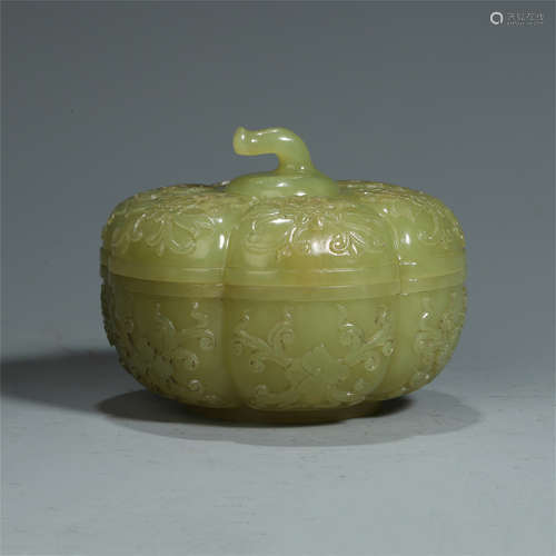 CHINESE YELLOW JADE FLOWER SHAPED LIDDED BOX