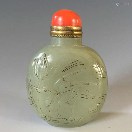 CHINESE CELADON JADE SNUFF BOTTLE