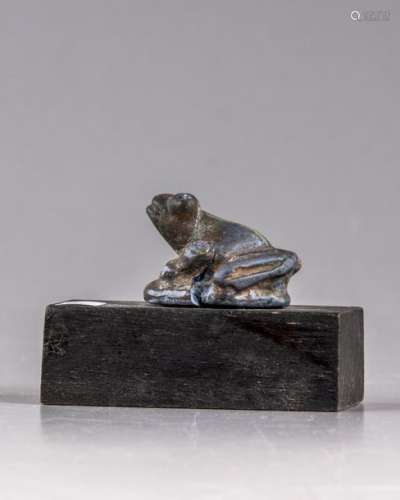 Egyptian blue faience statuette of a seated frog