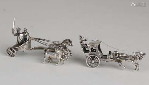 2 Zilveren miniaturen, strijdwagen, koets