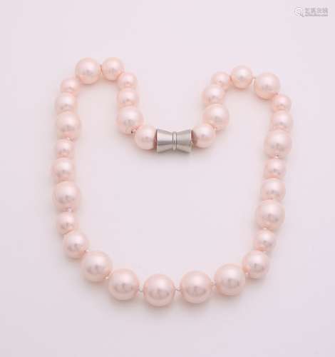 Collier van parels in roze tinten