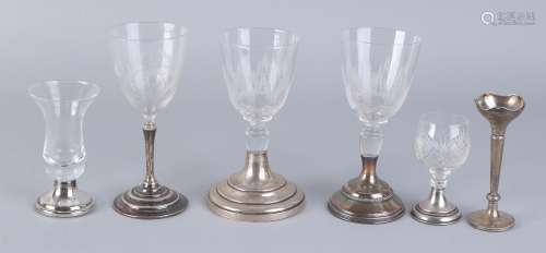 Glazen en vaas met zilver (6x)