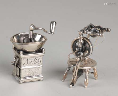 2 Zilveren miniaturen, koffiemolen, spinnewiel