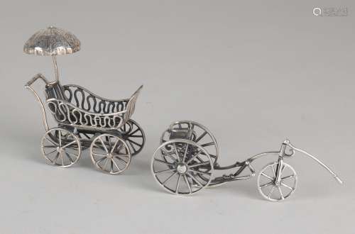 2 Zilveren miniaturen, kinderwagen, fiets