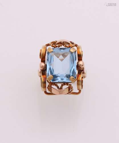 Gouden ring met blauwe steen