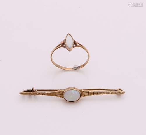 Gouden ring en broche met opaal