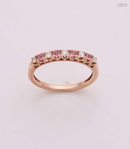 Gouden ring met roze saffieren en diamant