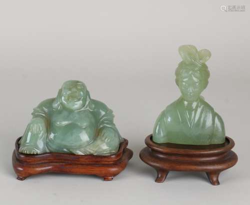 2x Oude/antieke Chinese jade figuren op console