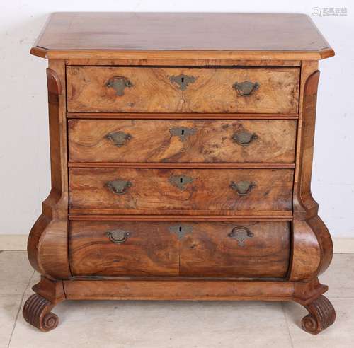 Antieke wortelnoten commode