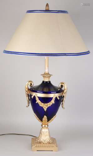 Oude tafellamp in Louis Seize-stijl