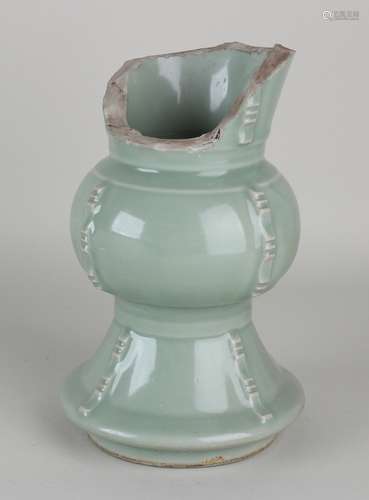 Antieke kapotte Chinese celadon vaas