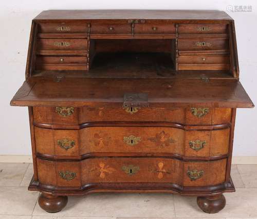 Dubbelgebogen Barok secretaire, 18e eeuw