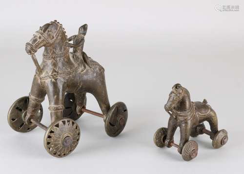 2x Aziatische bronzen speelgoed paarden