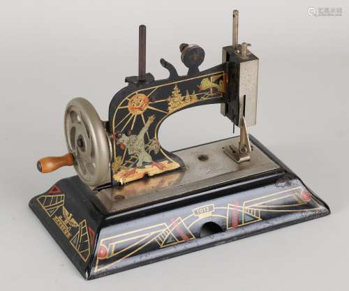 Antieke blikken kindernaaimachine, 1915