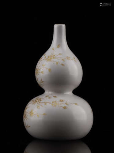 A GOURD WITH GOLD-PRINTED DESIGN