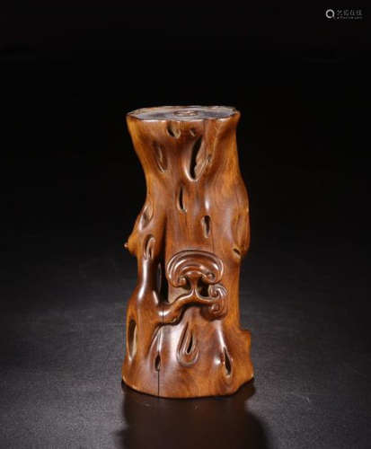 A RED WOOD SHAPED CARVED VASE WITH PATTERN