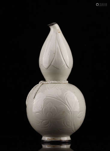 A DING YAO GOURD VASE WITH SILVERING