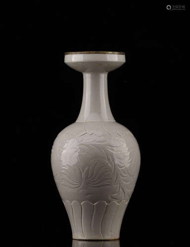 A DING YAO FLOWER CARVED VASE WITH GOLD-PRINTED DESIGN