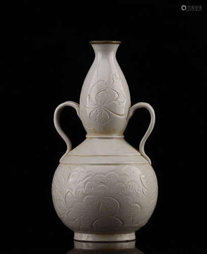 A DING YAO GOURD VASE WITH GOLD-PRINTED DESIGN