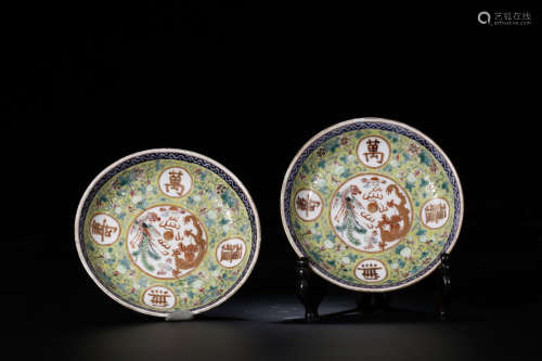 A PAIR OF QIANLONG MARK FAMILLE ROSE PLATES WITH DRAGON PHOENIX PATTERN