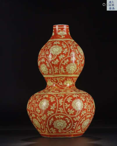 A FLOWER PATTERN PAINTED RED GLAZE GOURD VASE