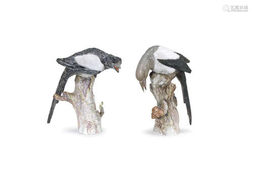 A pair of Continental porcelain models of magpies, 19th century