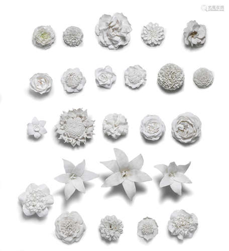 A very large collection of white Vincennes-style flowers, French, late 19th or 20th century